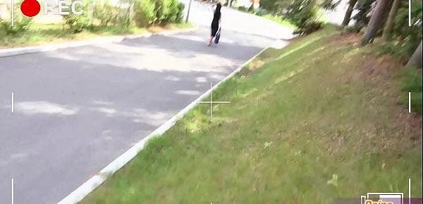 Stalker verfolgt deutsche Milf und fickt sie dann mit creampie zuhause